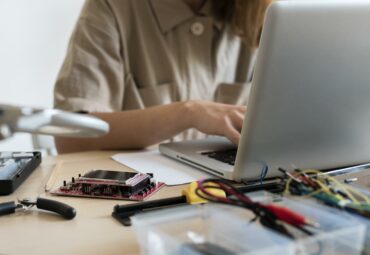 Ingénieur logiciel qui travaille sur un projet de système embarqué